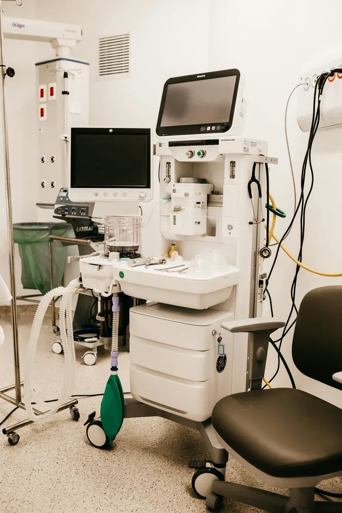 Laboratory and hospital equipment